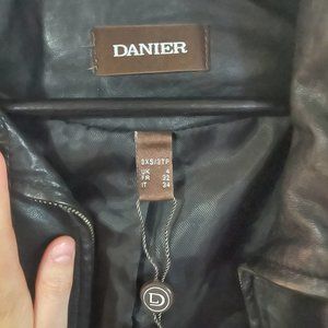 LUXURY Danier Black Leather Jacket! SIZE XXXS